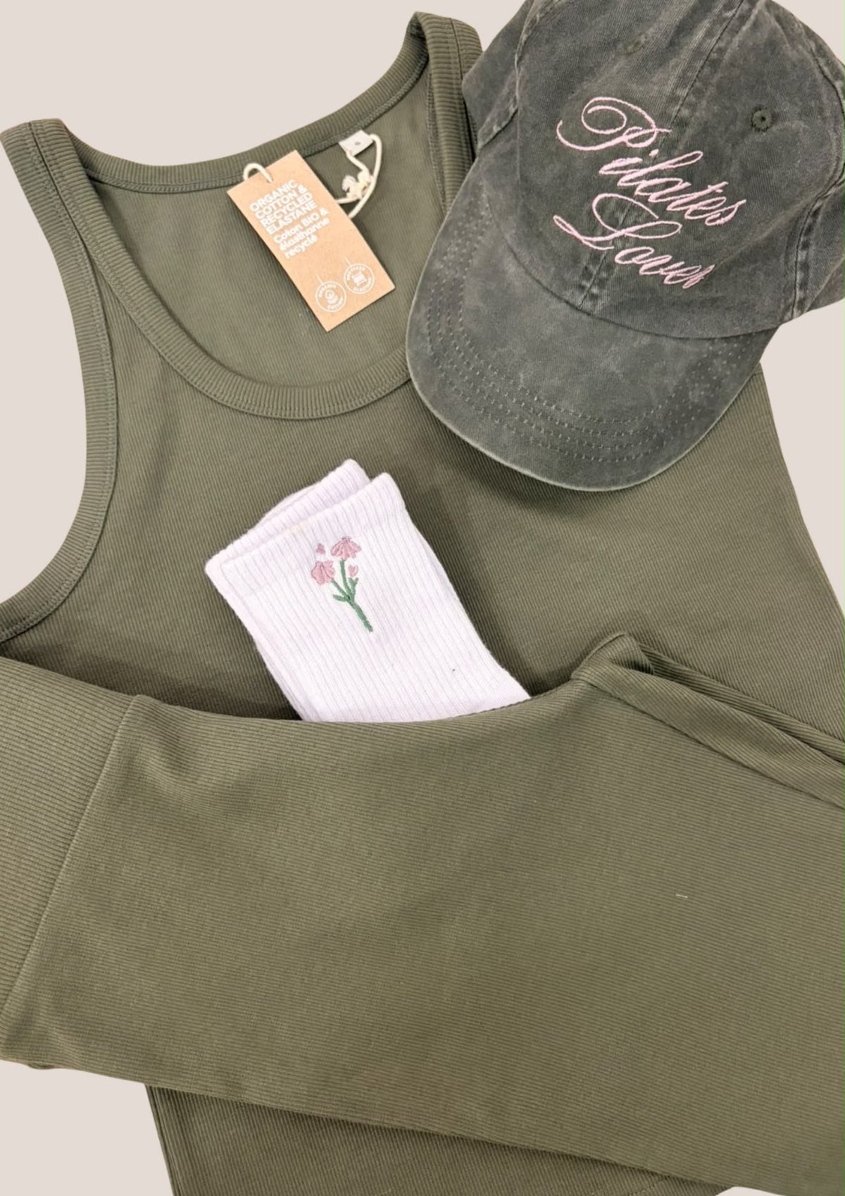 Set sportivo 4 pezzi ricamato: legging, canotta, cappello e calze
