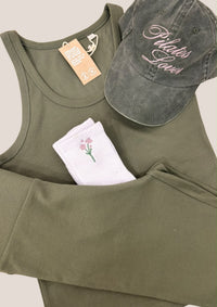 Set sportivo 4 pezzi ricamato: legging, canotta, cappello e calze