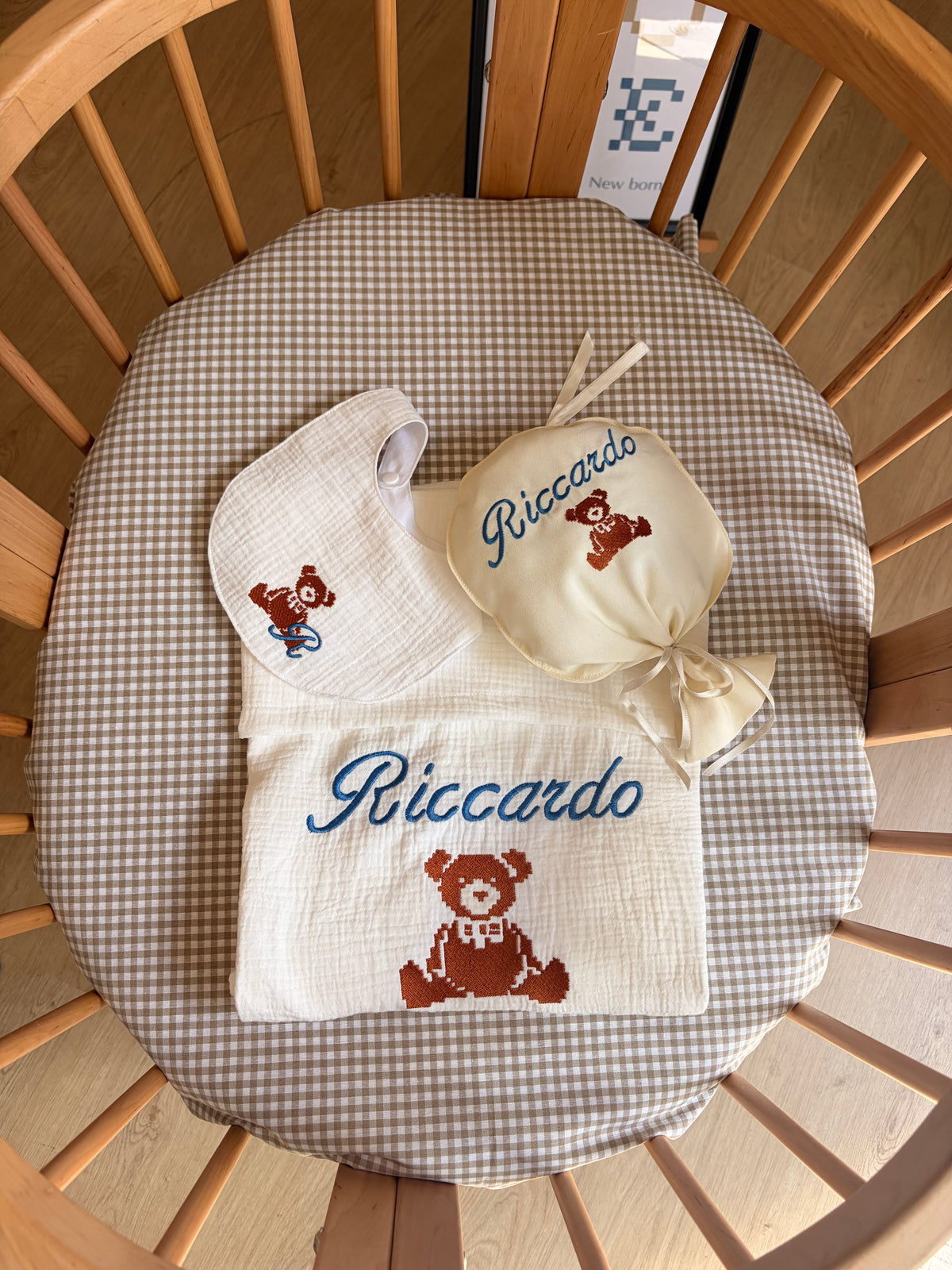 Set Nascita Ricamato con Nome · Copertina, Bavetta e Palloncino