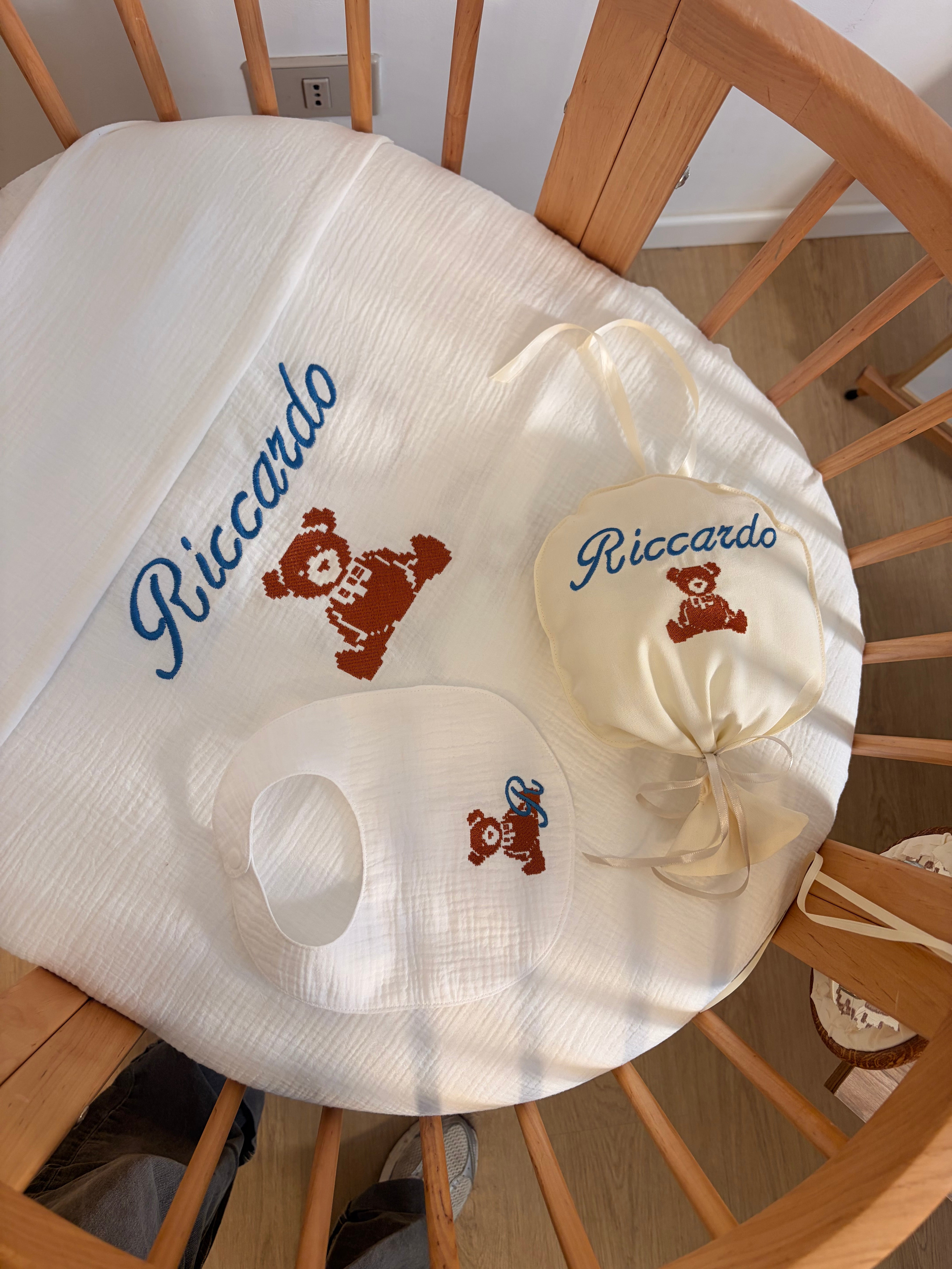 Set Nascita Ricamato con Nome · Copertina, Bavetta e Palloncino